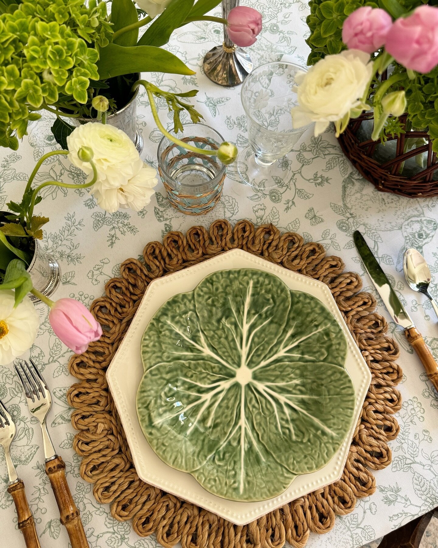 Happy Easter 🐣🌷 looking forward to celebrating this special day with friends and family!

#spring #springstyle #springtable #easterweekend #eastertable #interiordesigner #atlantadesigner