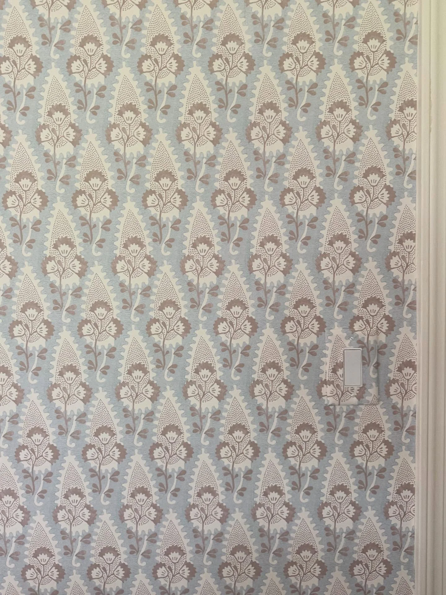 Always say yes to dressing your walls with paper! I can&rsquo;t wait to finish the rest of this dining room project 🩵
&bull;
&bull;
&bull;
#dressyourwalls #floral #interiordesign #diningroominspo #inspiration #interiordesigner #atlantadesign #interi