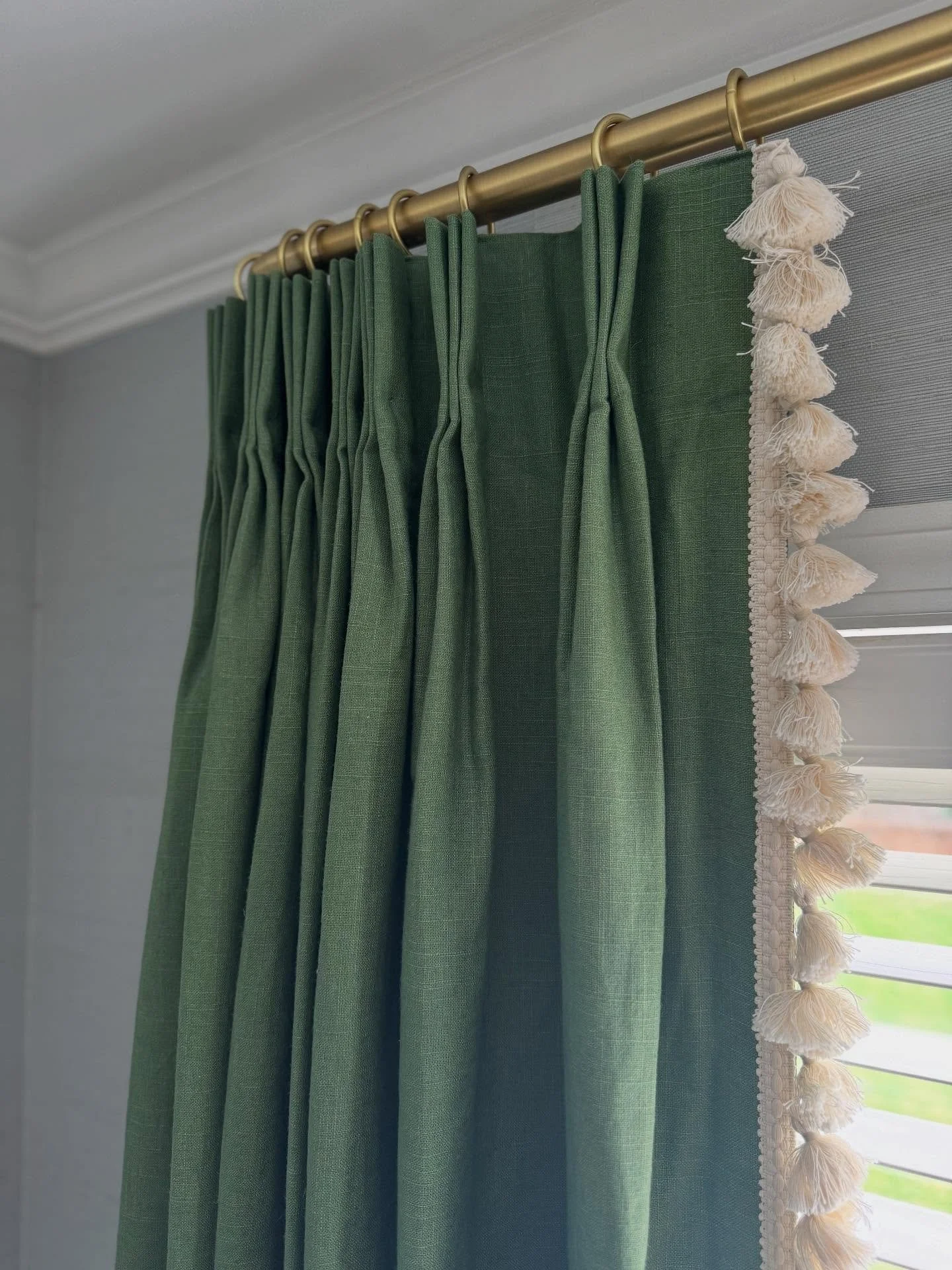 Adding a tassels to everything is my new favorite detail! ✨
&bull;
&bull;
&bull;
#windowtreatments #primarybedroom #houseandhome #interiordesigner #atlantadesign #designlovers