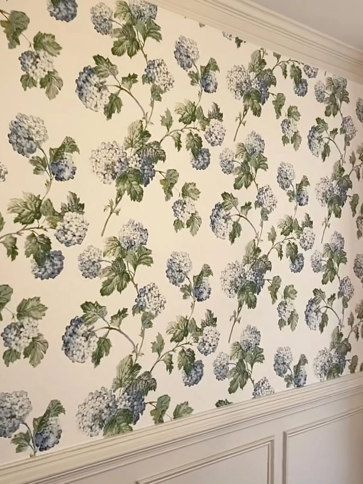 A dining room covered with hydrangeas? Yes please! 👏🏼
&bull;
&bull;
&bull;
#diningroomwallpaperinstall #wallpaper #diningroom #atlantainteriordesign #interiordesigner