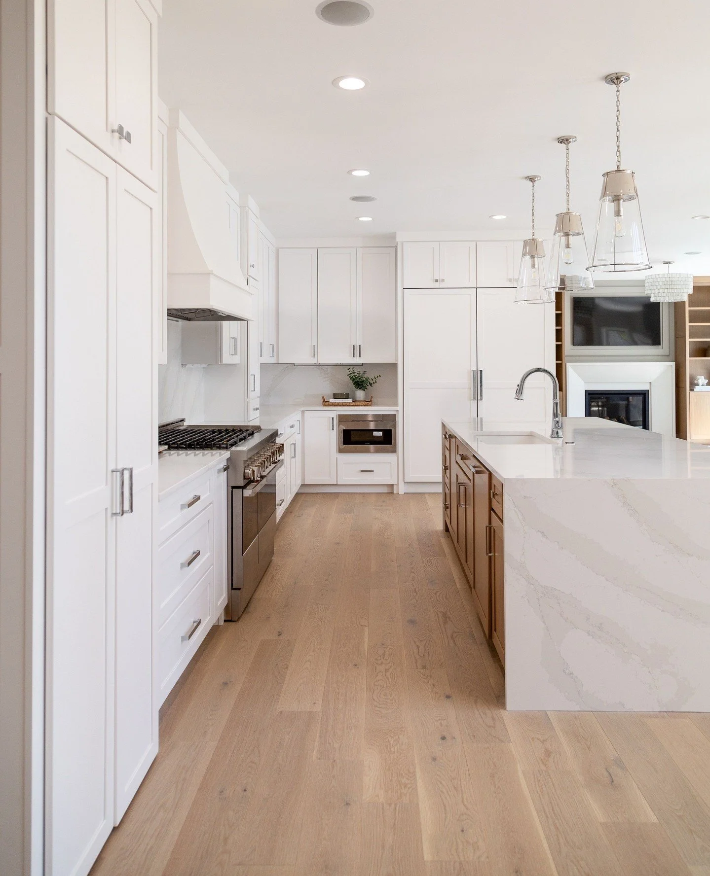 Final photos are up from #kghdlakevista. We are planning to photograph a few more spaces in this fabulous renovation as soon as they wrap up construction in the office and half bath 🤍⁠
⁠
www.katiegelsheimer.com/portfolio

📸 @nicole_miget