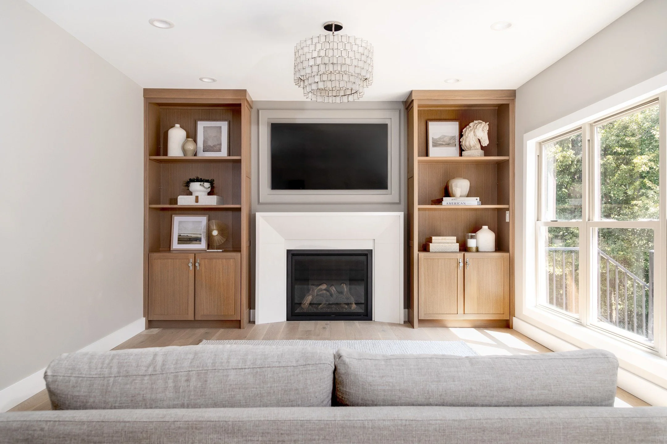 One of my favorite spaces in the @kghdlakevista renovation project!

Mantle: @stonemountaincastings 
Cabinetry: @brandkampcabinets 
Photography: @nicole_miget