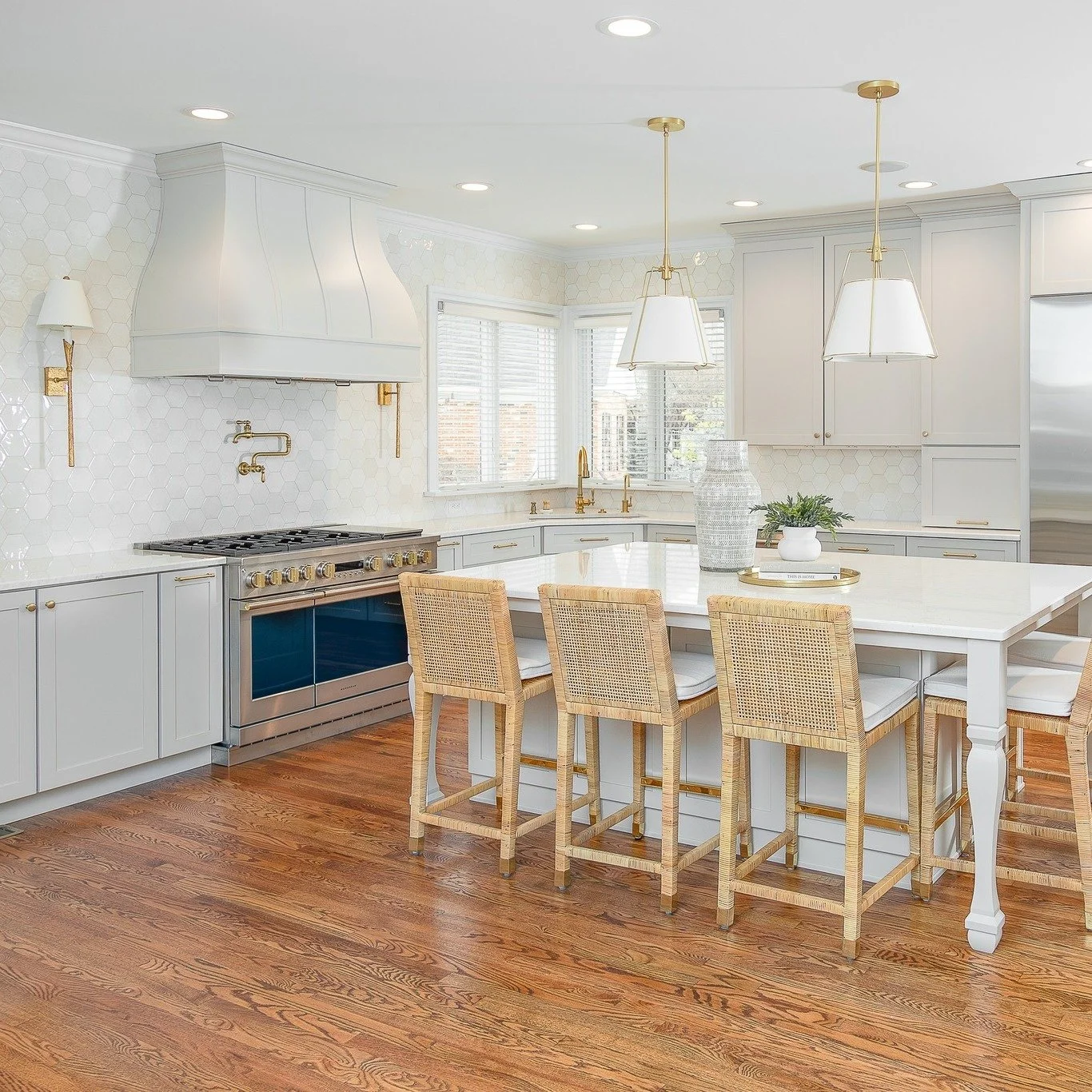 Here's a before-and-after comparison to inspire you as you head into the weekend. Are you ready to envision what your dream kitchen might look like?