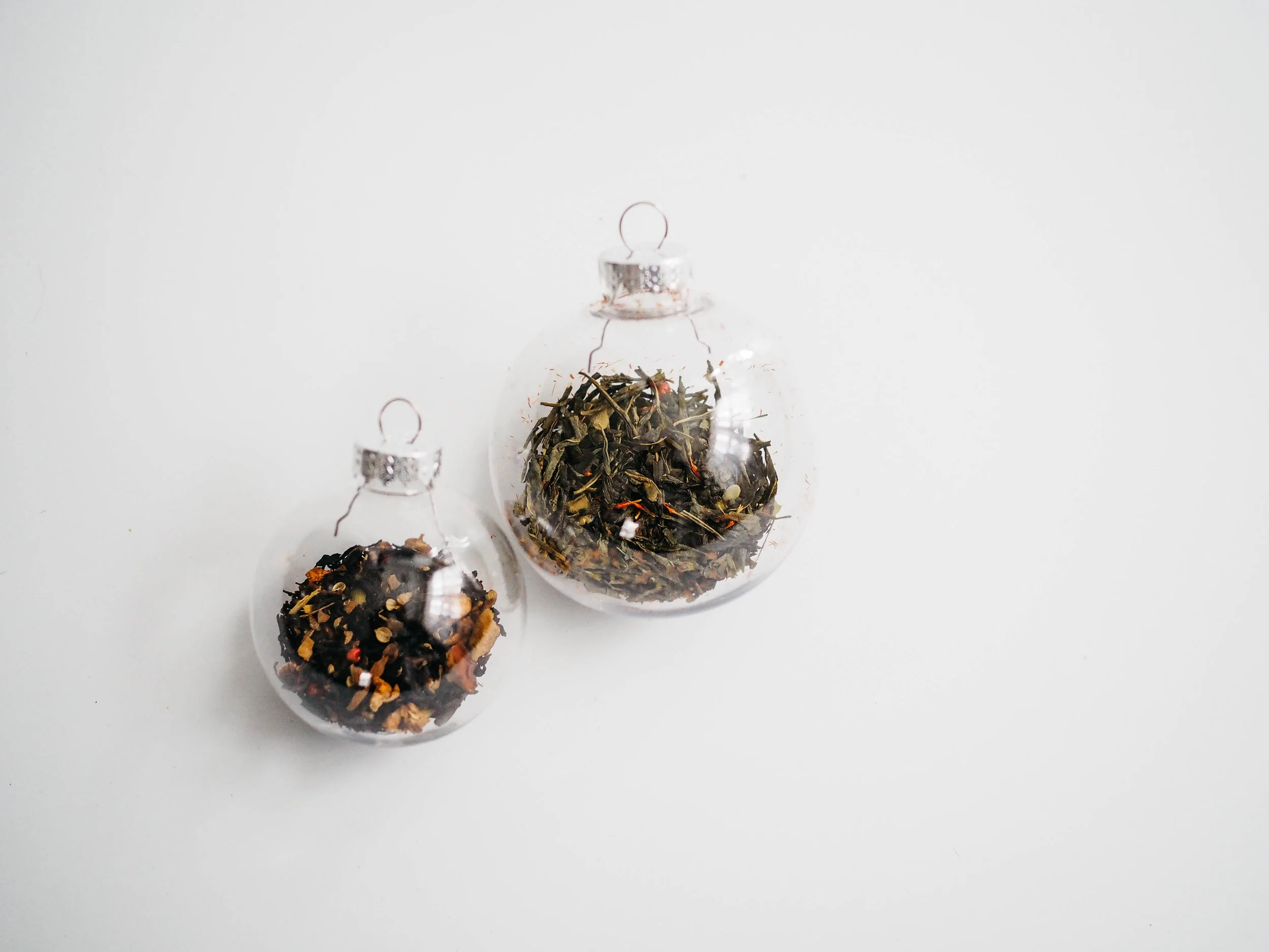 Keeping the Holidays Simple: 25 Gift Ideas for the Minimalist