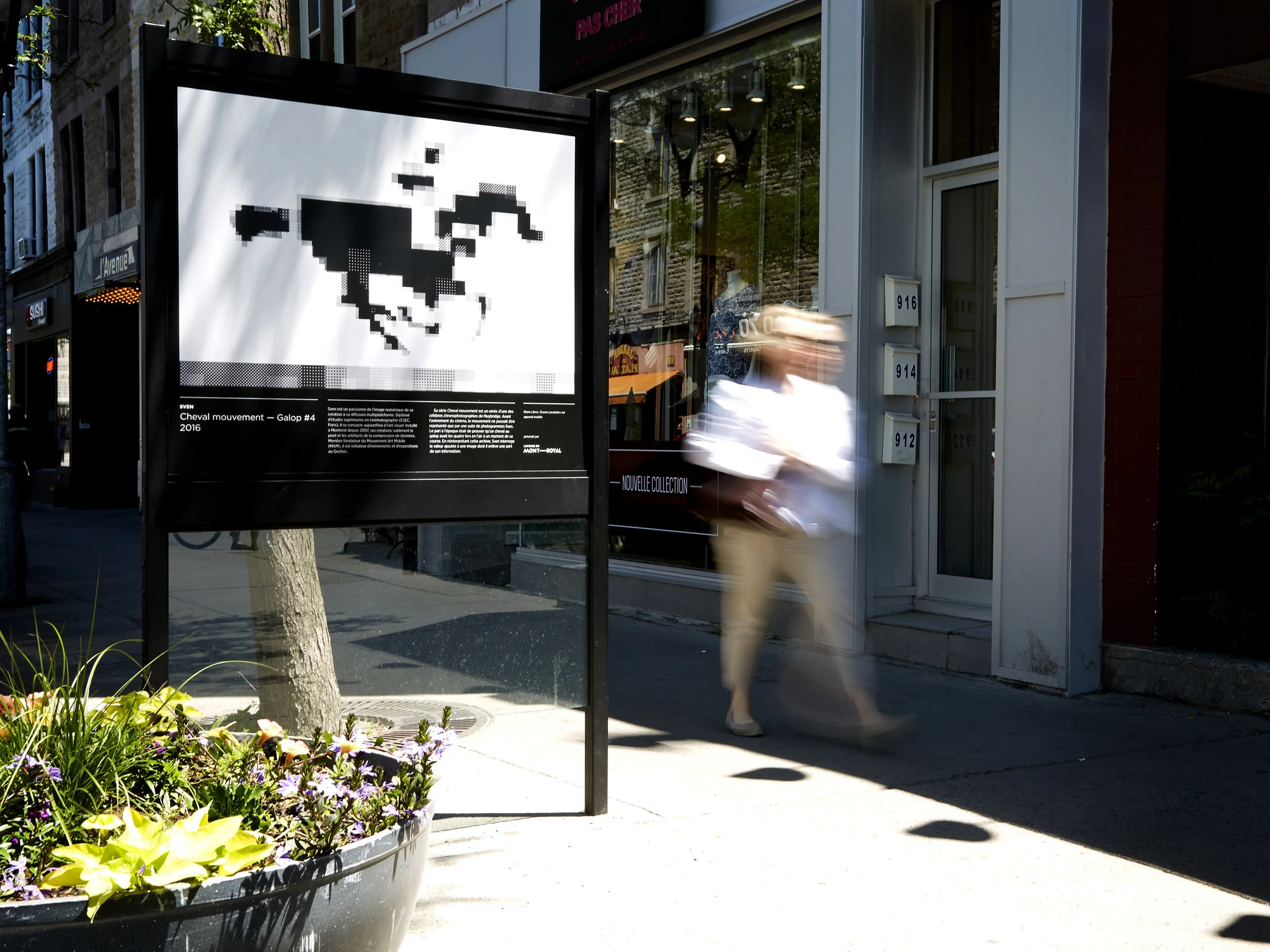 Vue de l’exposition MAINS LIBRES sur l’Avenue du Mont-Royal à Montréal en 2016. © Photo : Luc Girouard