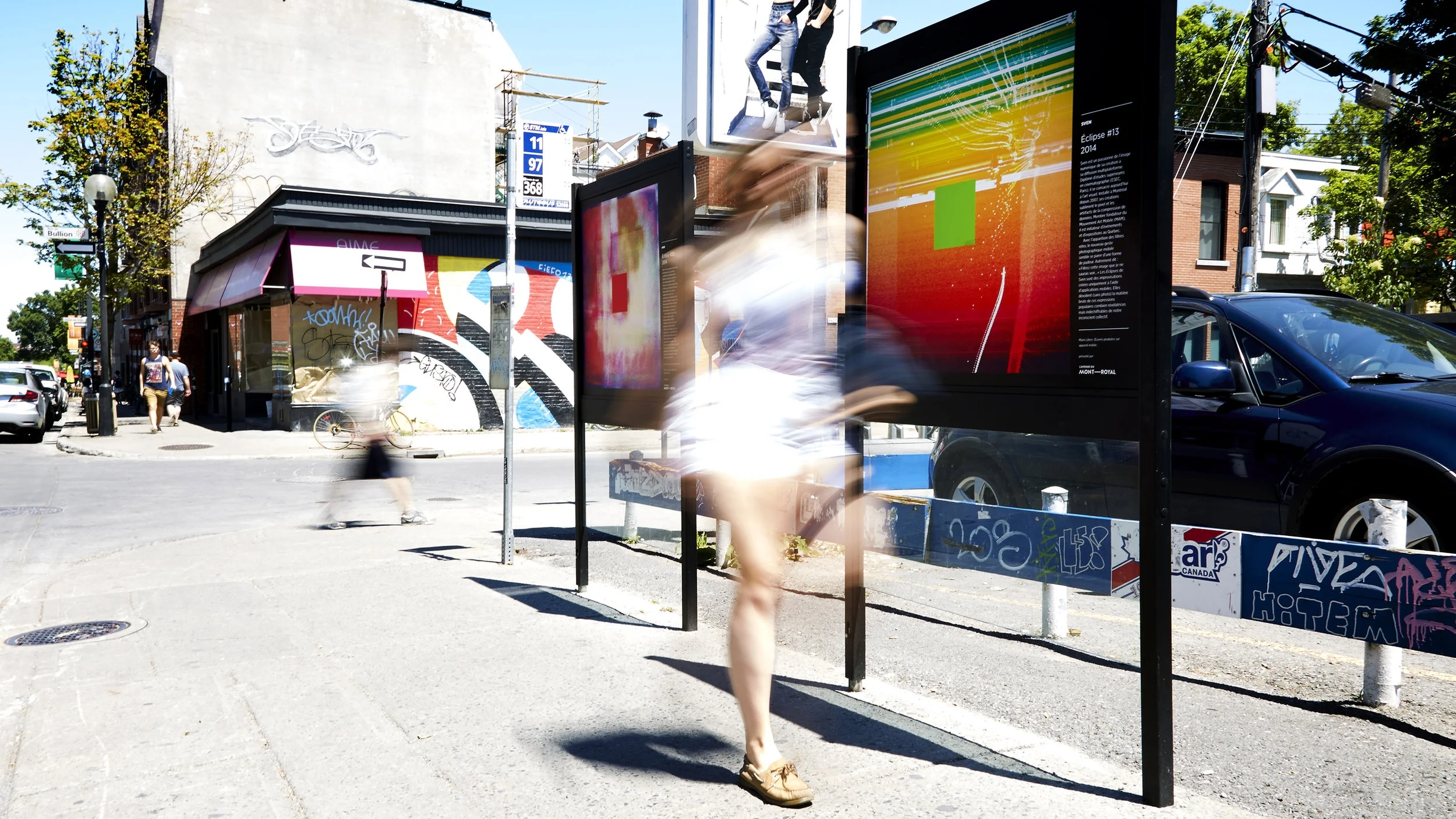 Les éclipses #13 et #25 lors de l’exposition MAINS LIBRES sur l’Avenue du Mont-Royal à Montréal en 2016. © Photo : Luc Girouard