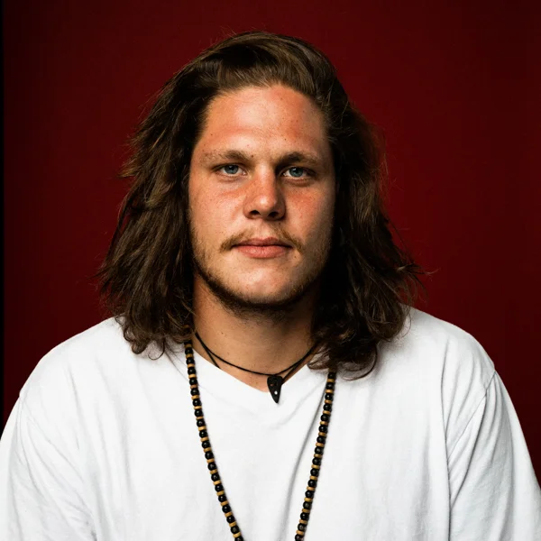 DIO Badboy und Herz der Band. Das ist Dionys, kurz Dio. Dio ist der weisse Bruder von Prince Ambasa Mandela. More life, more positivity! Sein persönlicher Lieblingssong auf der CD: Ohni Reiseplan