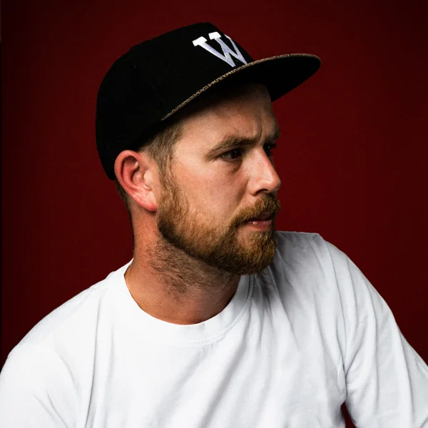 MEIE Papa der Band. Das ist Manuel Meienberg, kurz Meie. Meie hat damals seinen Hochzeitsantrag gerappt, sie hat “JA” gesagt! Sein persönlicher Lieblingssong auf der CD: Kidz