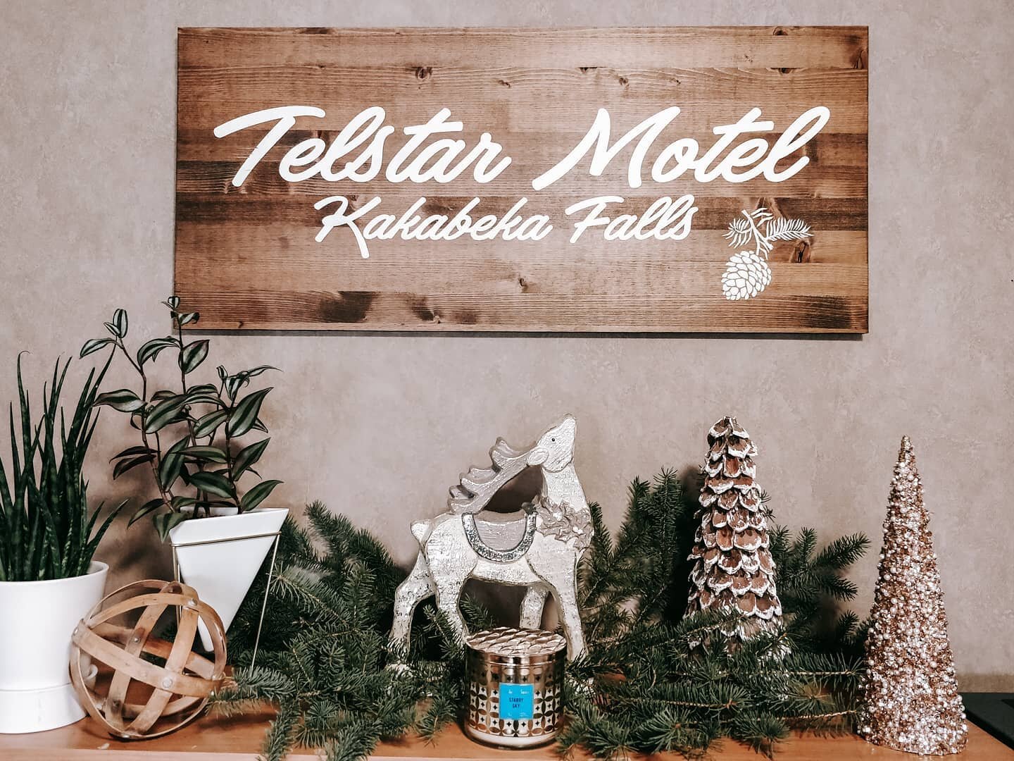 Put the finishing touches on our holiday decorating today 🎄
. 
 The quiet season has begun in Kakabeka, which means more time for projects, and our reduced winter rates are coming soon! 
As of December 1st, rooms will be starting at just $69/night.