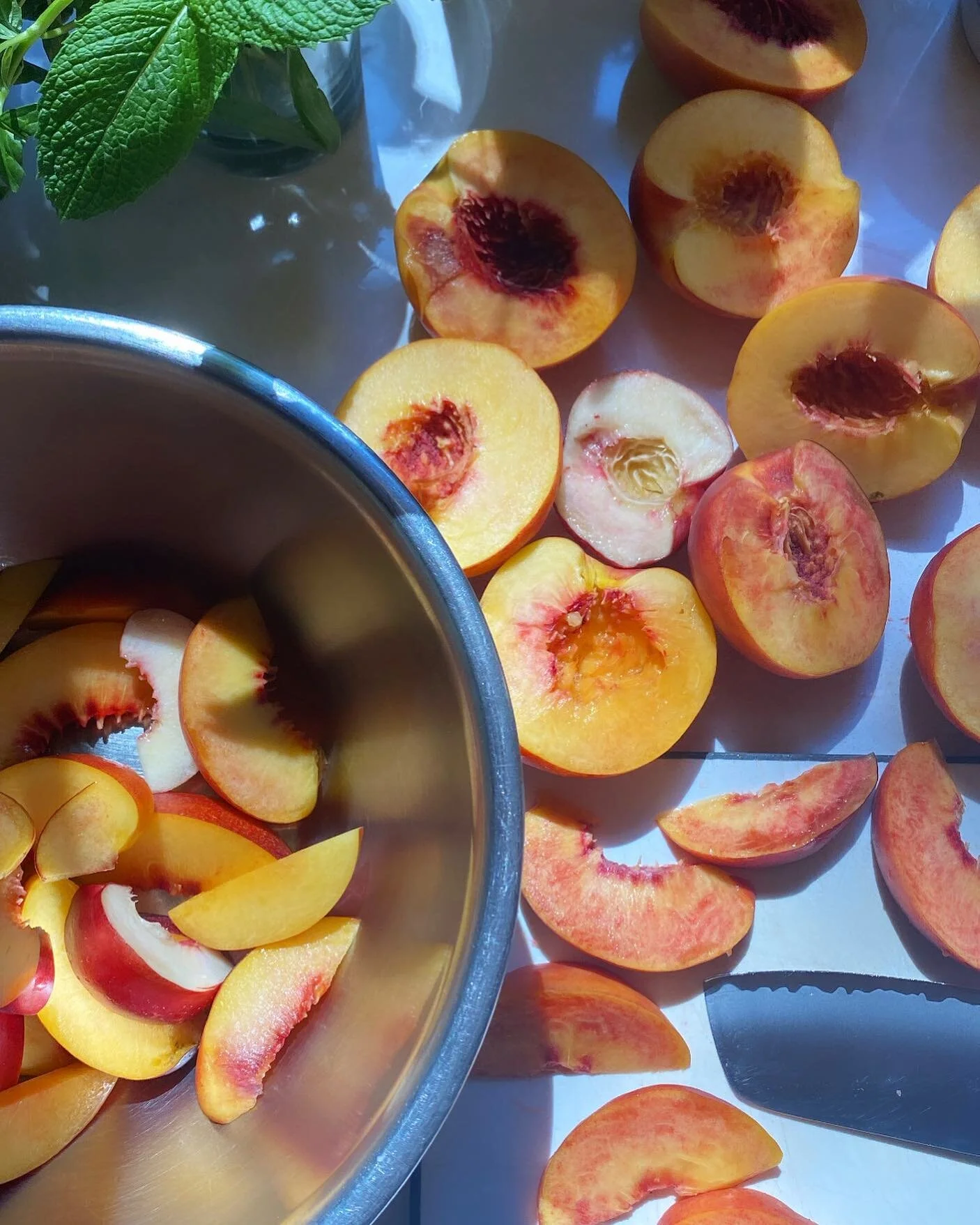 A summertime love affair 🧡 Made sure to stop by Gowan&rsquo;s fruit stand on my drive back to the coast yesterday. The heat in the valley made the fruit even more fragrant and needless to say, my arms and lap were covered in sweet peach juice by the