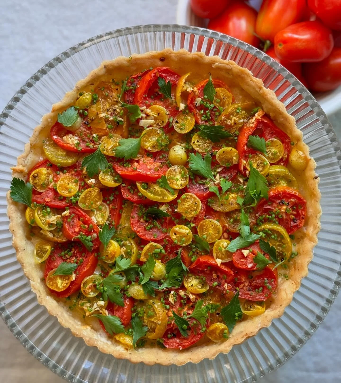 The garden keeps on keeping on 🍅 Roma, zebra and sweet cherry tomatoes layered over a thin layer of fontina on a crispy, buttery [gluten free] tart.