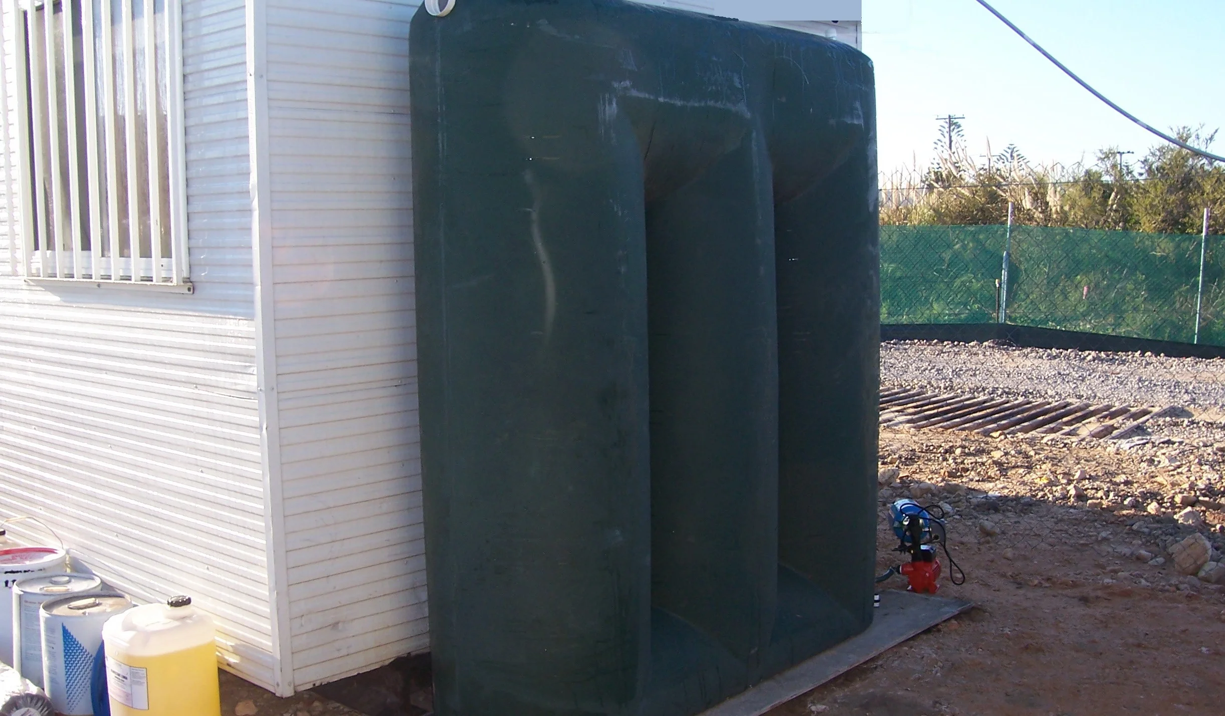 Fresh Water Storage Tanks With Electric Pumps For Hire.