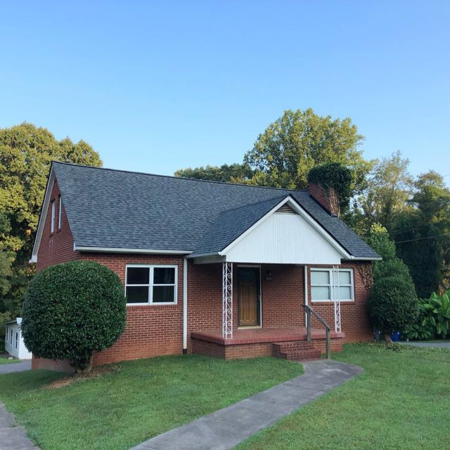 @certainteedcorp #landmarkshingles color is colonial slate... Thank you @theproblemsolversnc for the referral... #localwsnc #professional #lovewhatyoudo #shingles #roofers #roofing #roofersofinstagram #roofingcontractor #wsnc #myws #roofer4life