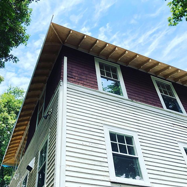 RAFTER TAILS!!!!! #historichouse #historicrestoration #carpentry #roofing #roofers #roofersofinstagram #roofingcontractor #roofers4life 
#roofer4life #westendwsnc #westendnc #wsnc #wslocal #winstonsalem #mywsnc #historical #lovewhatyoudo #professiona