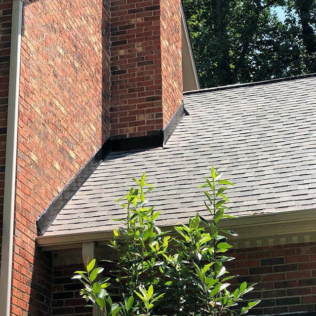 Replaced some step and counter flashing today, because it was not done properly when the roof was replaced 5 years ago... #lovewhatyoudo #roofingcontractor #roofing #roofers #roofersofinstagram #roofer4life 
#highpointnc #professional