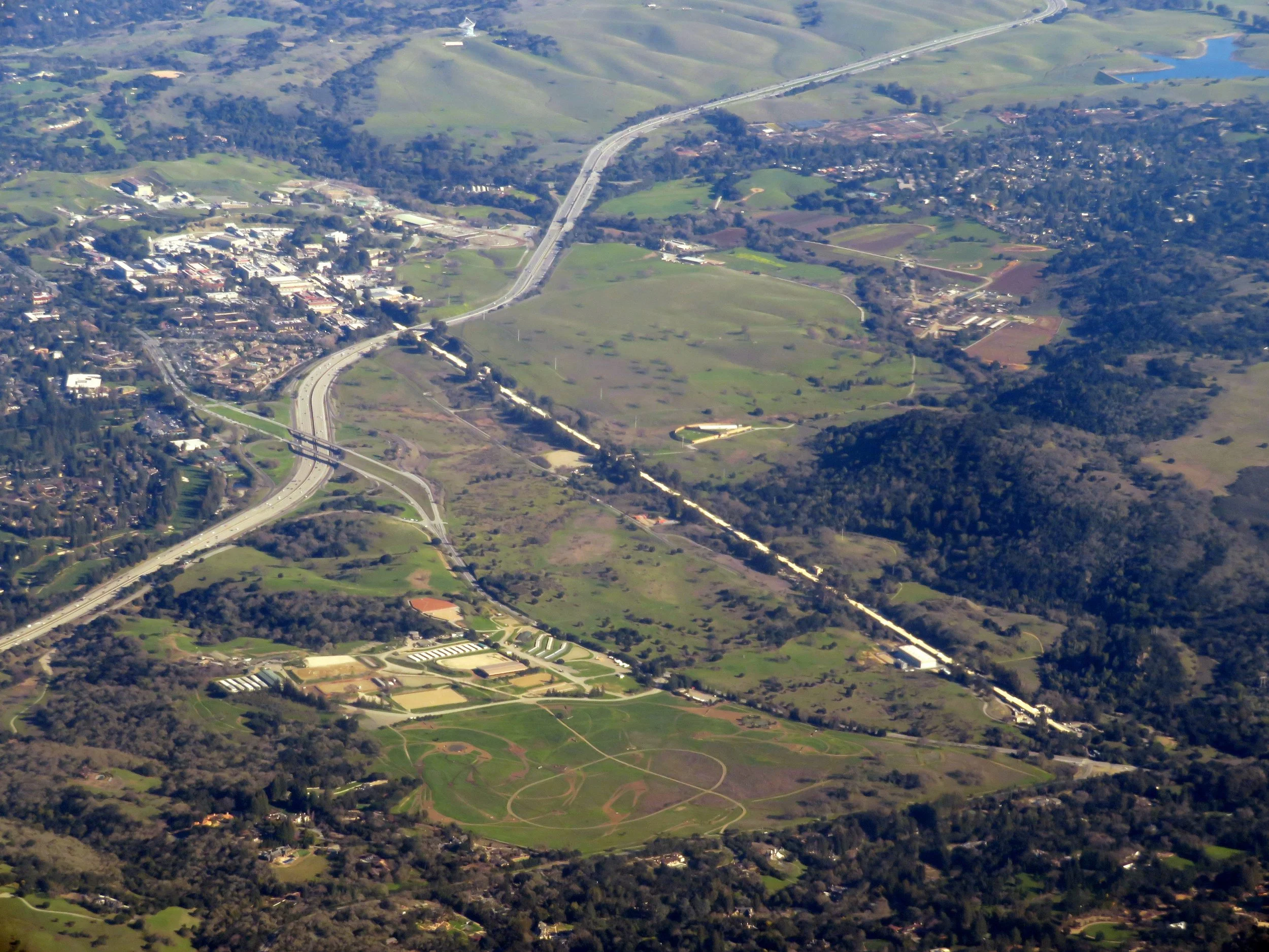 Stanford_Linear_Accelerator_aerial_view,_February_2018.jpeg