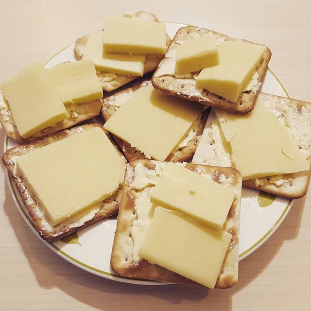 Crackers and cheese is a common snack in the UK during the winter season. It goes down really well with a cup of tea while sitting by the fireplace. What do you eat to stay warm?

#文化交流
#高槻
#英会話
#英語