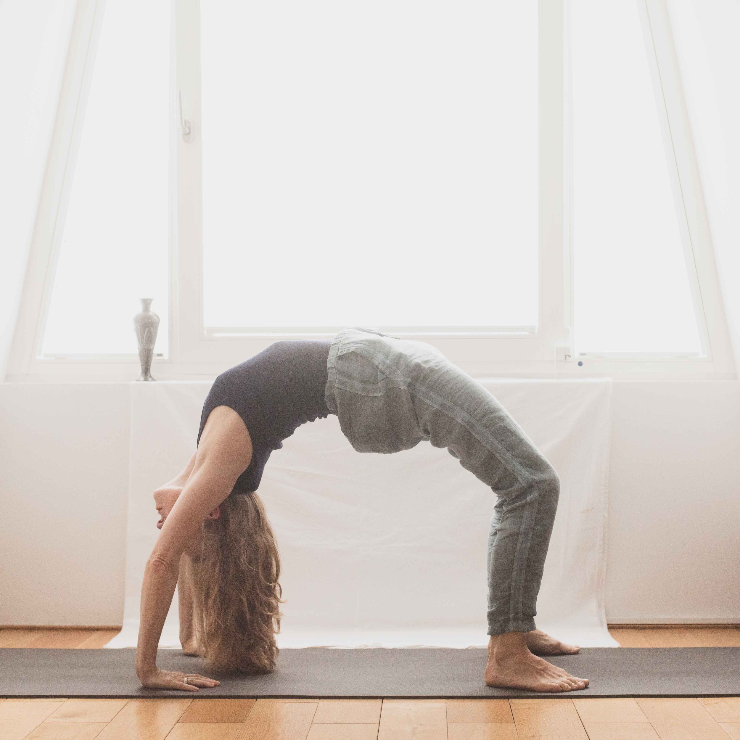 How to Do Two-Legged Inverted Staff Pose in Yoga (Dwi Pada Viparita  Dandasana) — Alo Moves