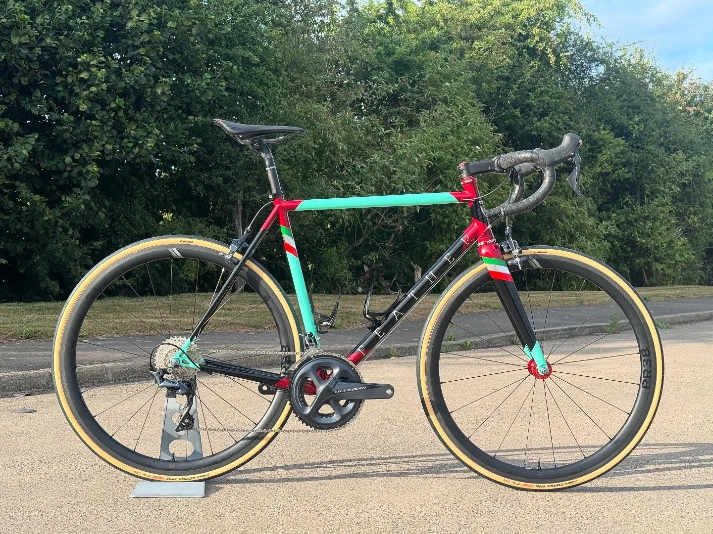 Back to back rim brake builds, here&rsquo;s one with some Italian 🇮🇹 inspiration. Cue the @campagnolosrl comments 🫣😅