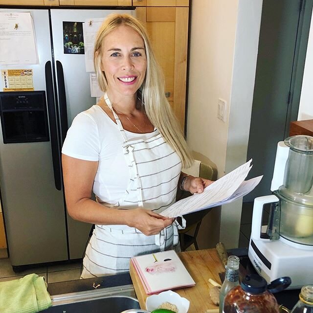 My clients love that they can use some of their health coaching sessions for private cooking classes loaded with kitchen tips! 👩🏻&zwj;🍳
Guess who also loves it? Me!!!! Time spent in the kitchen reduces stress and guarantees a smile. Woohoo 🙌🏻 .
