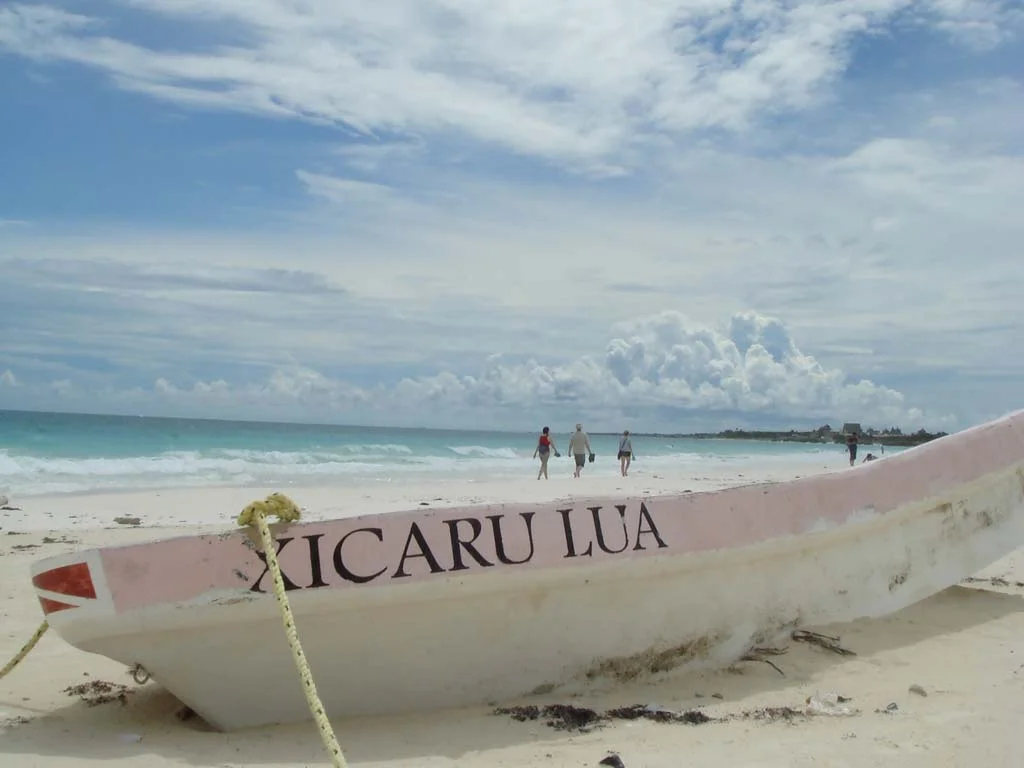 boatonbeachmexico1.jpg