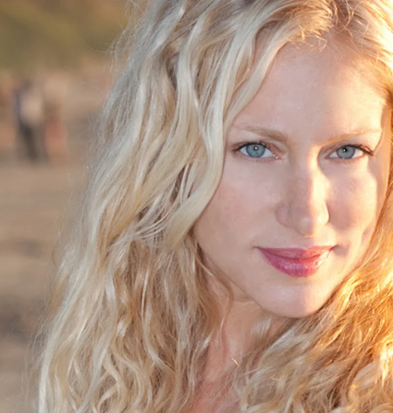 elle-russ-headshot.jpg