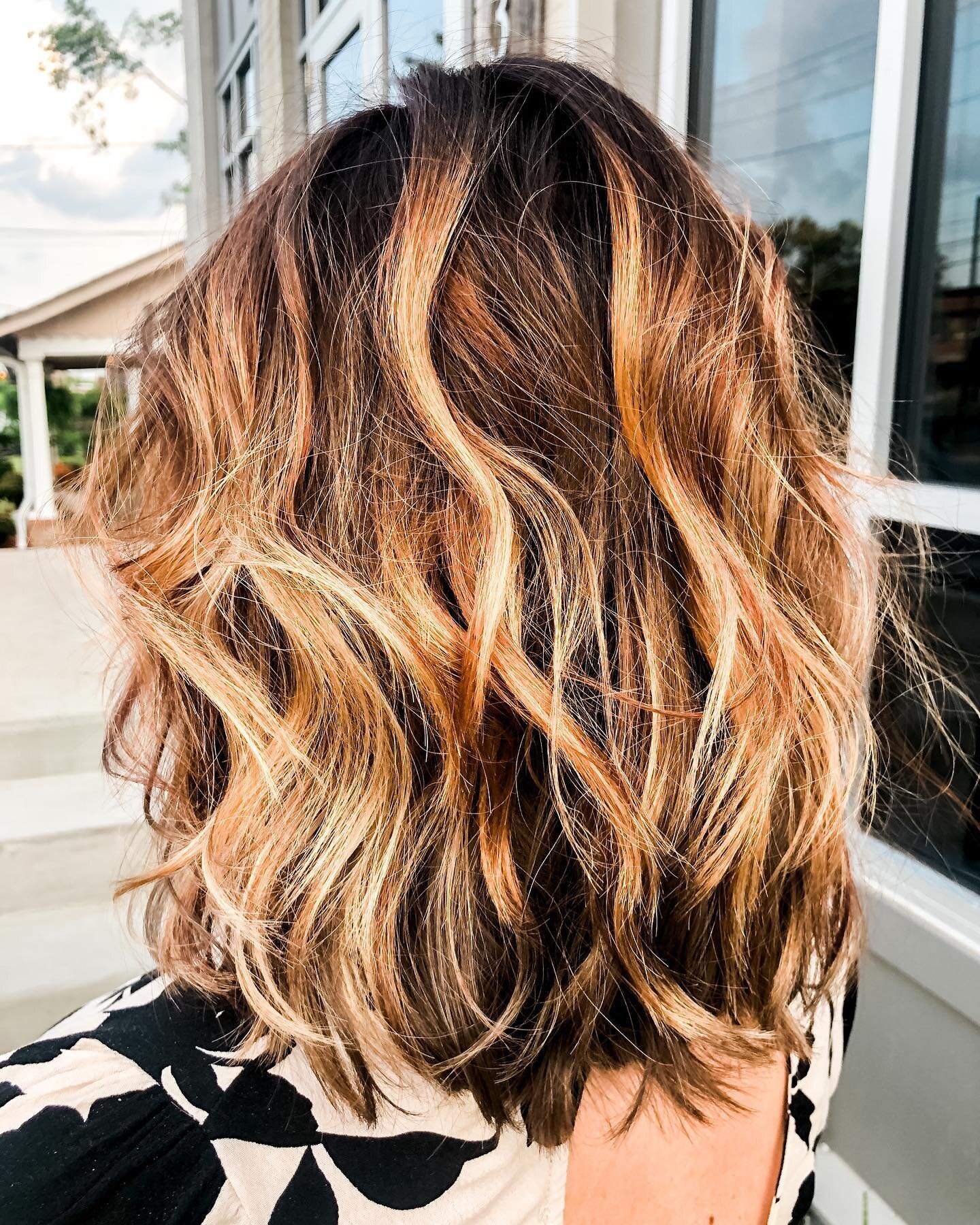 𝐅𝐀𝐋𝐋 𝒉𝒂𝒊𝒓 𝒕𝒓𝒆𝒏𝒅𝒔 💁🏻&zwj;♀️🍂
⠀⠀⠀⠀⠀⠀⠀⠀⠀⠀
There&rsquo;s nothing hotter than balayage that add some color+ dimension! I&rsquo;m #obsessed with this look 🤩