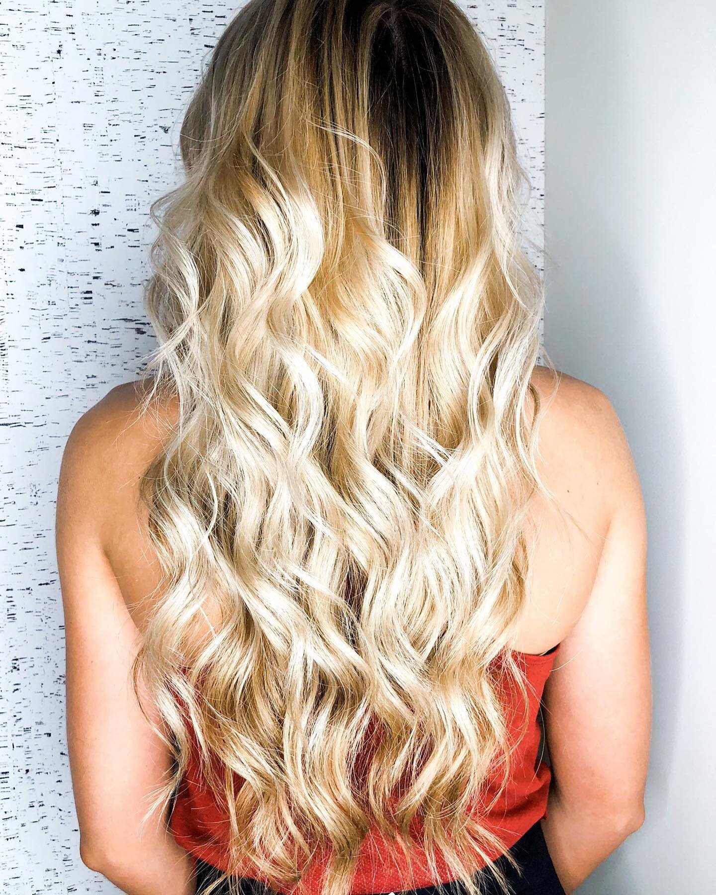 A 𝒃𝒂𝒍𝒂𝒚𝒂𝒈𝒆 𝒃𝒂𝒃𝒆 🌟 What&rsquo;s so great about balayage? There&rsquo;s so much more softness on the re-growth so your color will last LONGER! Balayage has so much dimension verses doing ombr&eacute; or foil highlights!
⠀⠀⠀⠀⠀⠀⠀⠀⠀⠀
Want to 