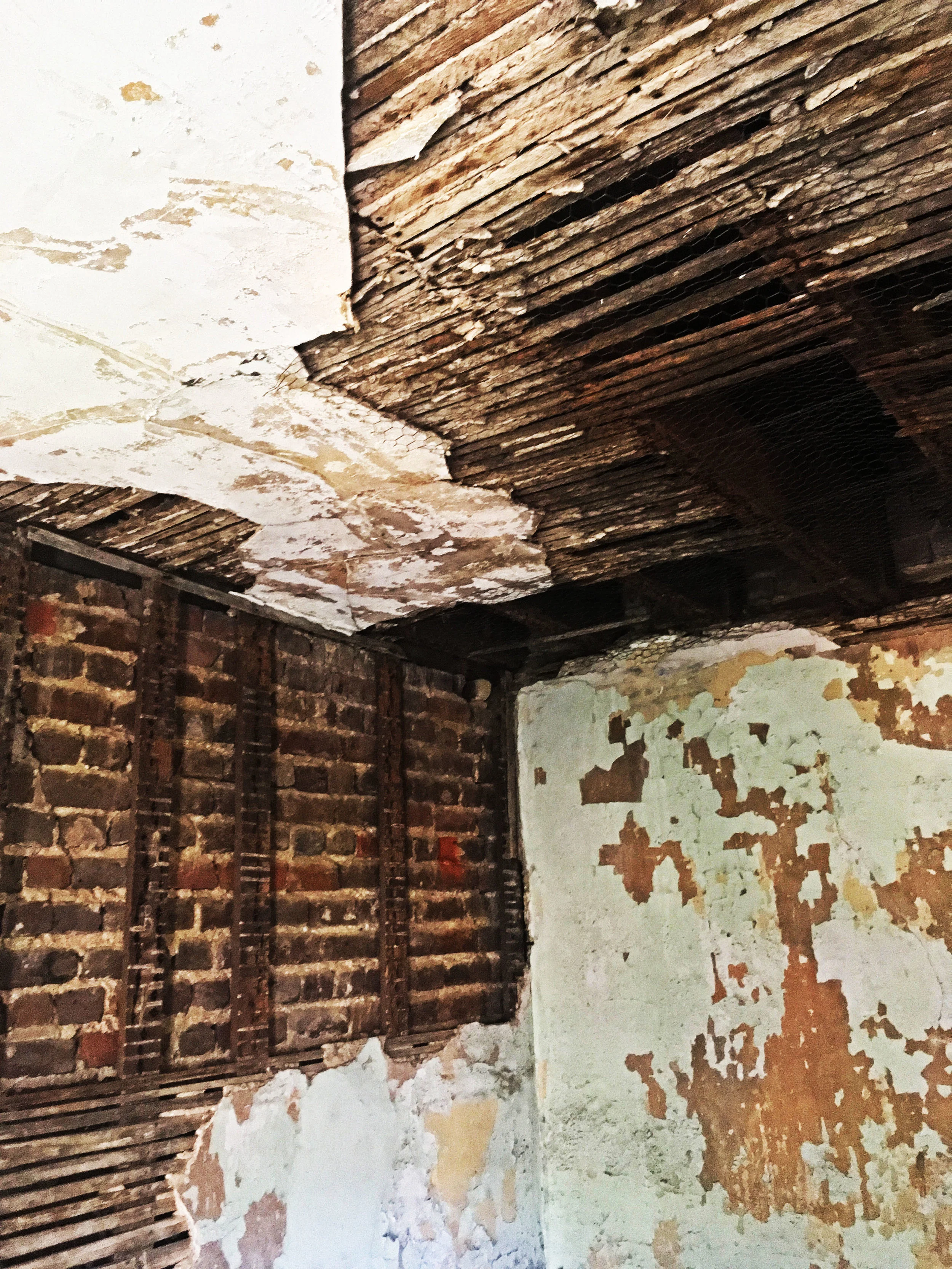 Aiken Rhett House Slave Quarters: Ceiling of first floor