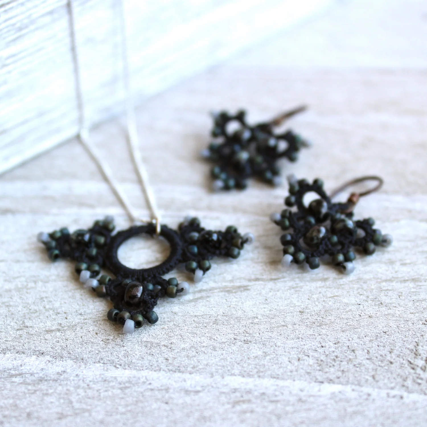 jet_necklace_set_tri.jpg
