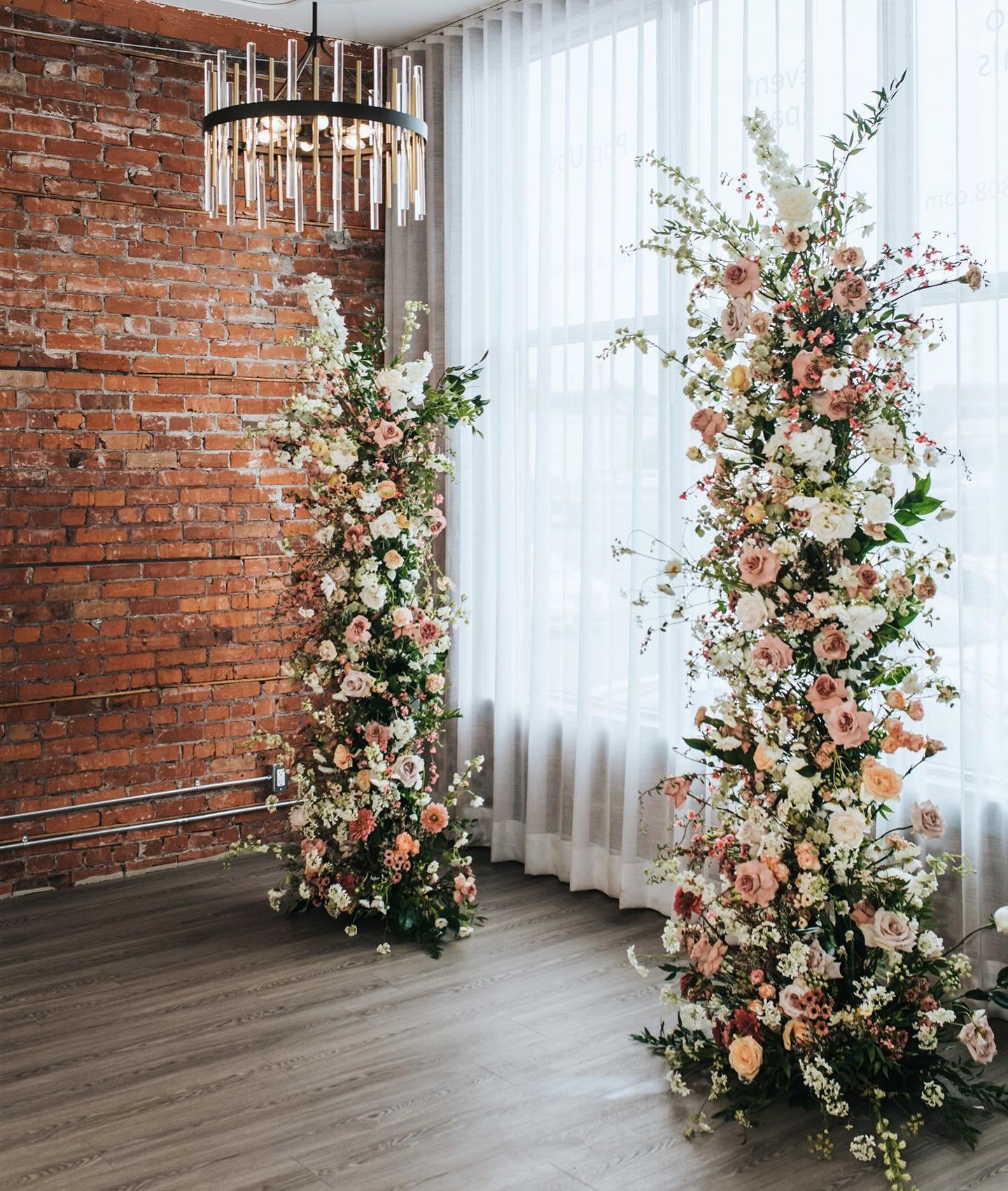 Happy Earth Day! 🌸🌎

Of course to celebrate this day we&rsquo;re showing you one of our favourite floral designs ever! I (Ashley) literally got teary eyed over these majestic flowers that were arranged by the amazing team at @fallforflorals!  We st