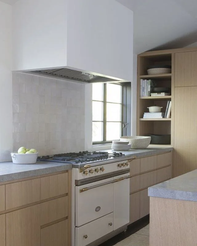 I love pulling together inspo for new projects! Like this stunning @discinteriors kitchen - it’s soft + mature vibes are perfect for an upcoming remodel project we’re working on. But we’re thinking of throwing a really bold veined m