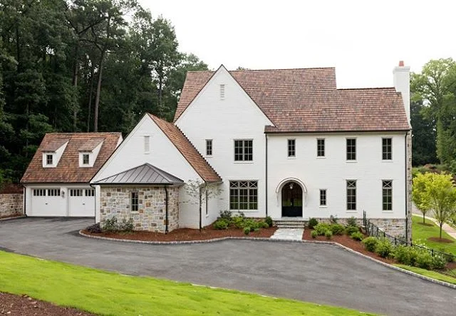 It’s been awhile since I’ve posted a really good exterior! And when I scrolled past this one on Pinterest it literally stopped me in my tracks! Love at first site 😍 Beautiful work via @tsadamsstudio + @macallan.custom.homes #amesinterior