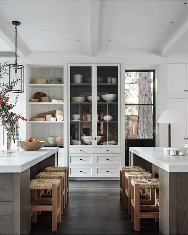 They say two is better than one. So tell me, are you in love with this two kitchen islands trend? Tell me your thoughts + let’s chat about how amazing this kitchen design is below! Via: @m.elle.design #amesinteriorsfeature