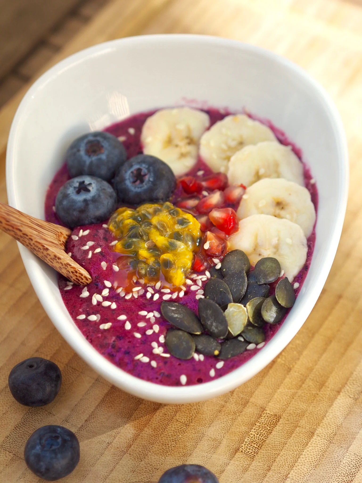 Dragon fruit yogurt smoothie bowl