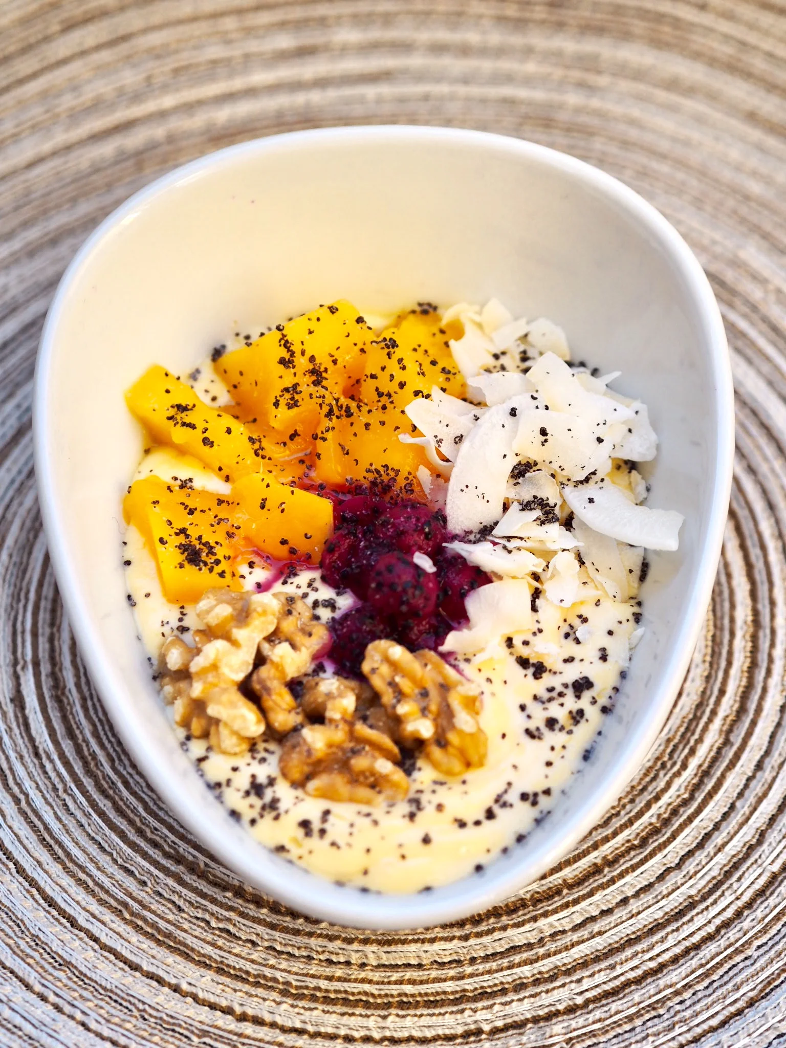 Mango &amp; coconut yogurt smoothie bowl 