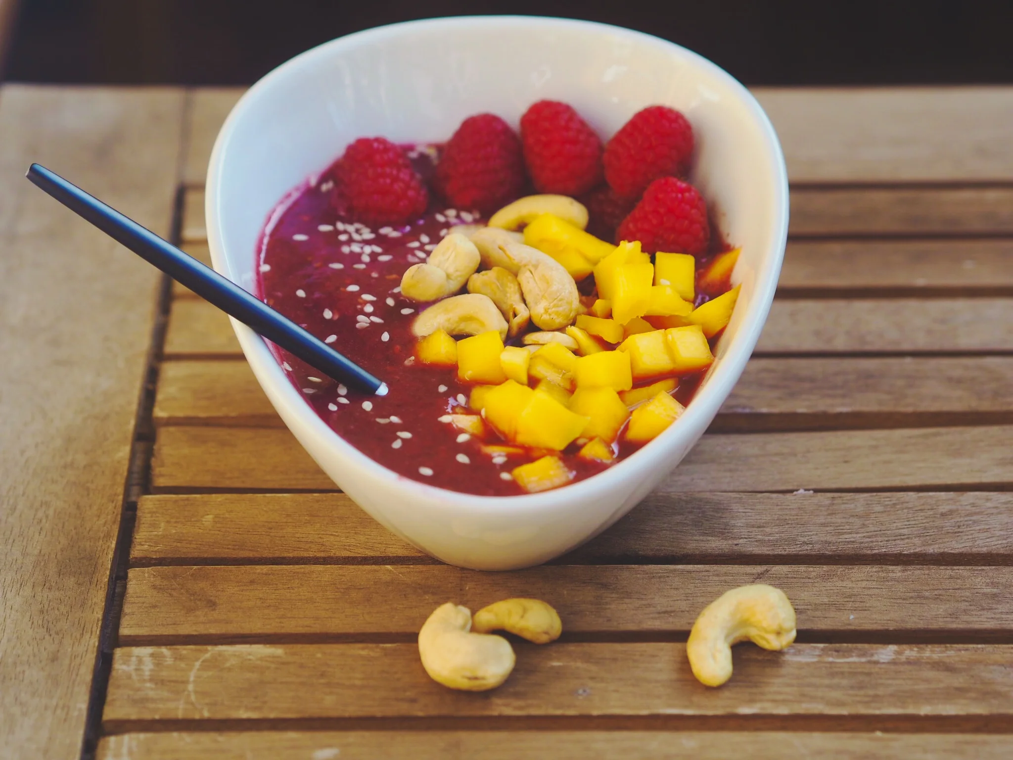 Raspberries with açaí smoothie bowl 