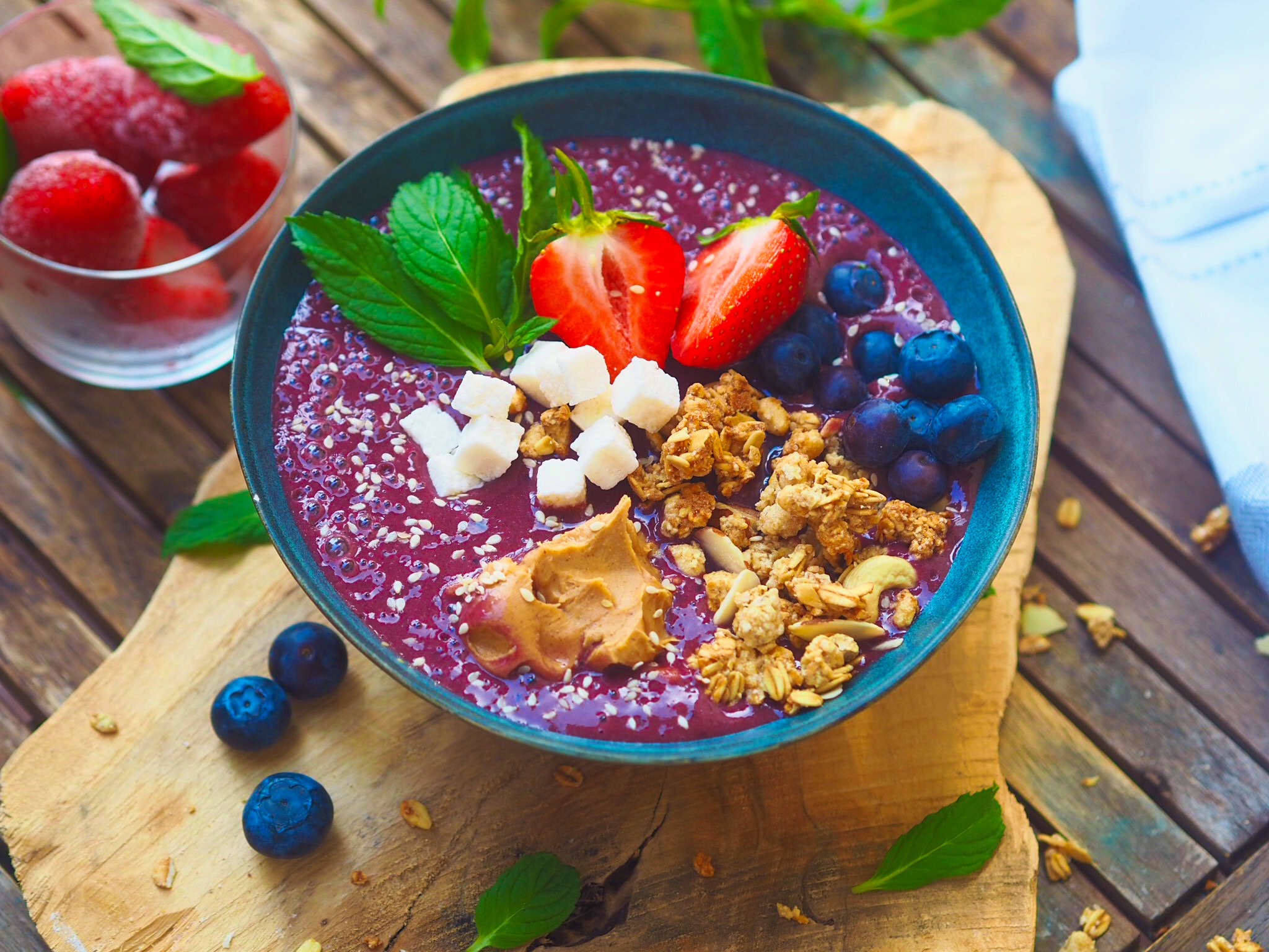 Chokeberry breakfast bowl