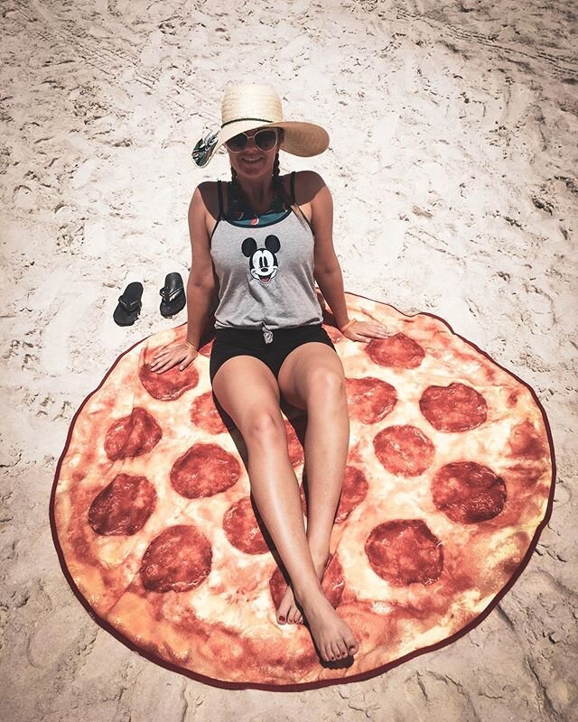 Mickey🖤, pizza🍕, and the beach🌊. A short story about some my favorite things. 😁❣️#takemeback