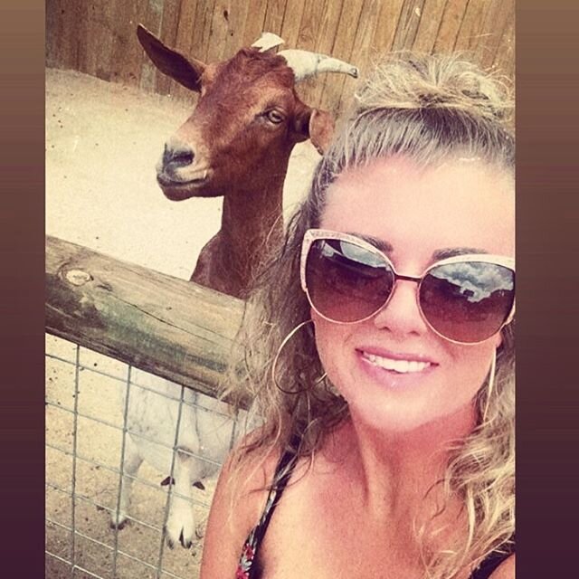 A goat selfie, for your Friday. 🐐😬