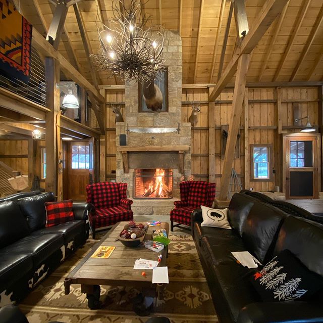Holiday Vibes😏🎅🏼🦃 Thunderhead Pines makes a great space for those family gatherings during the holidays. DM or email us for availability! #thunderheadpines #barnholiday #barnvenue #ohiobarn #eventcenter #familychristmas #barnwedding