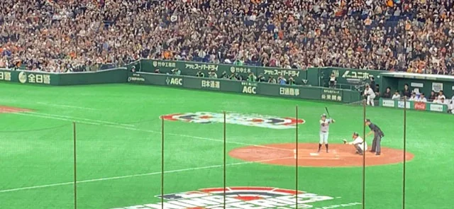 Ichiro Suzuki at bat at Tokyo Dome against the Tokyo Giants