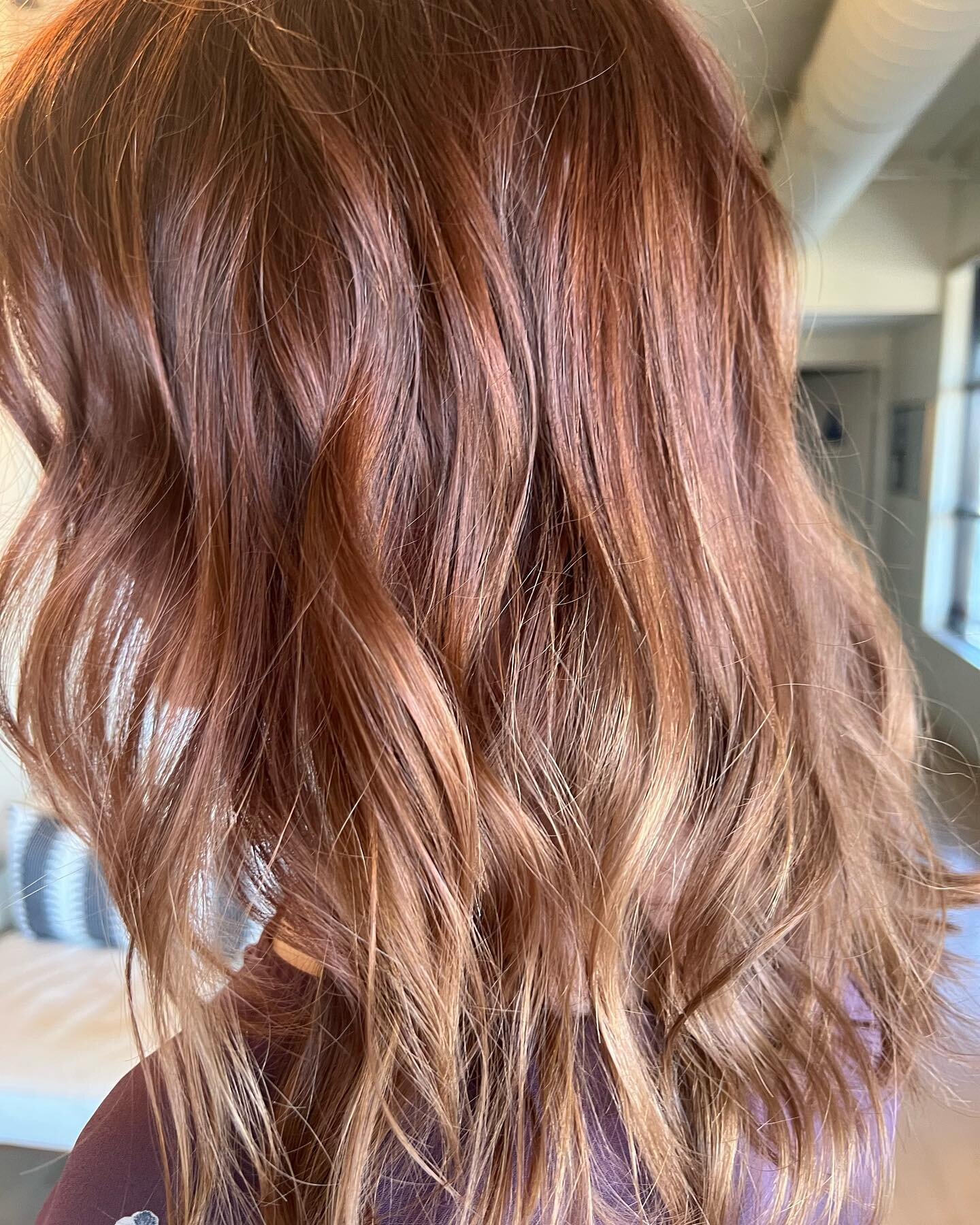 Same hair different lighting ✨
&bull;
&bull;
Done by Molly Moon 
Dimensional cowboy cooper inspired 
#babylights #highlights 
#balayage #balayagehighlights #balayagehair #balayagedandpainted #dimensionalbalayage #dimensionalcolor #dimensionalblonde #