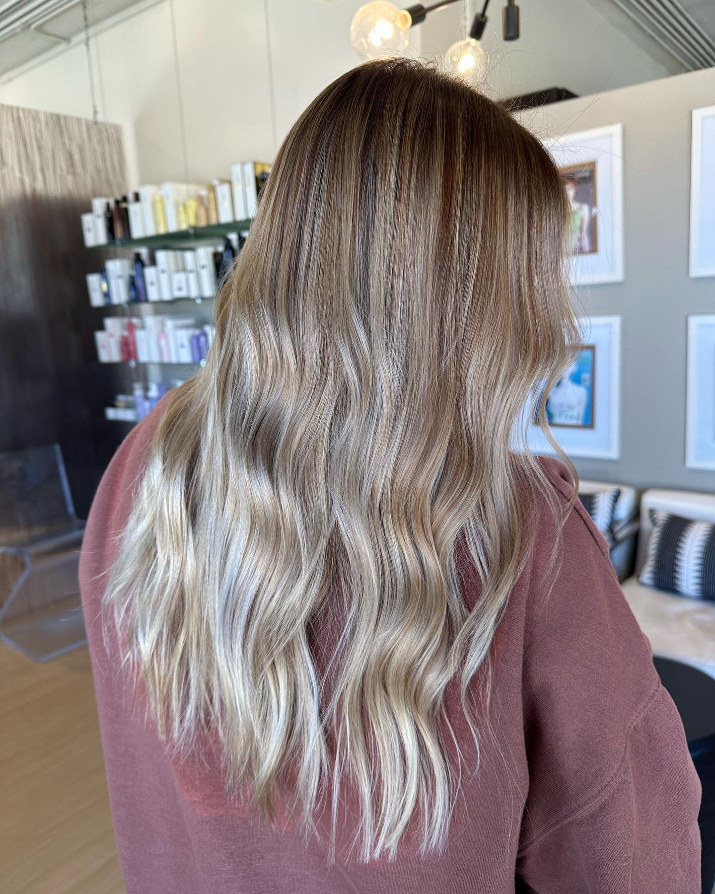 Summer blonde 
&bull;
&bull;
Done by our stylist @jessicahoover33 
#babylights #highlights 
#balayage #balayagehighlights #balayagehair #balayagedandpainted #dimensionalbalayage #dimensionalcolor #dimensionalblonde #blondebalayage #blondes #Blondesha