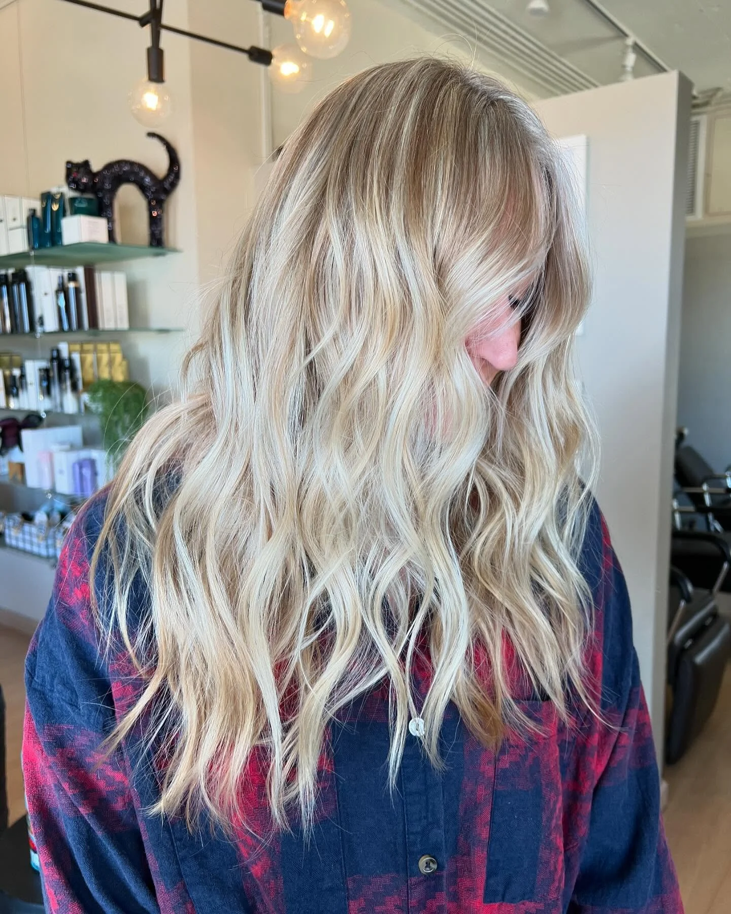 Dimension blonde ✨ stunning color. 
&bull;
&bull;
By our stylist @vanessabaloloy 
#babylights #highlights 
#balayage #balayagehighlights #balayagehair #balayagedandpainted #dimensionalbalayage #dimensionalcolor #dimensionalblonde #blondebalayage #blo