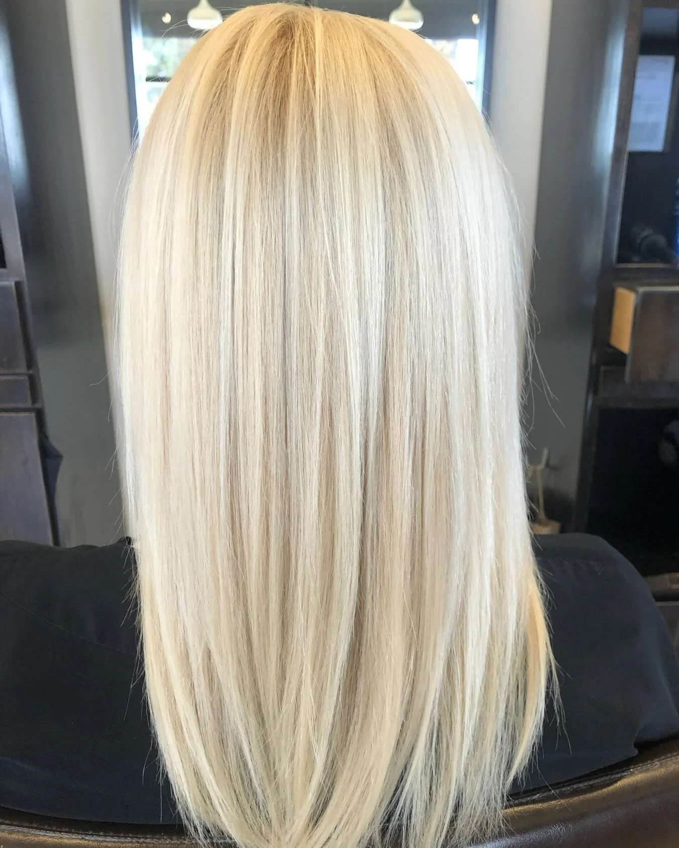 luxury blonde done right ✨

Clean, bright, and dimensional from root to ends! We kept the tone icy but soft for that seamless grow-out and ultra glossy finish.

Healthy, strong, and silky every step of the way!

Blonde goals start here ✨

#MollyMoonS