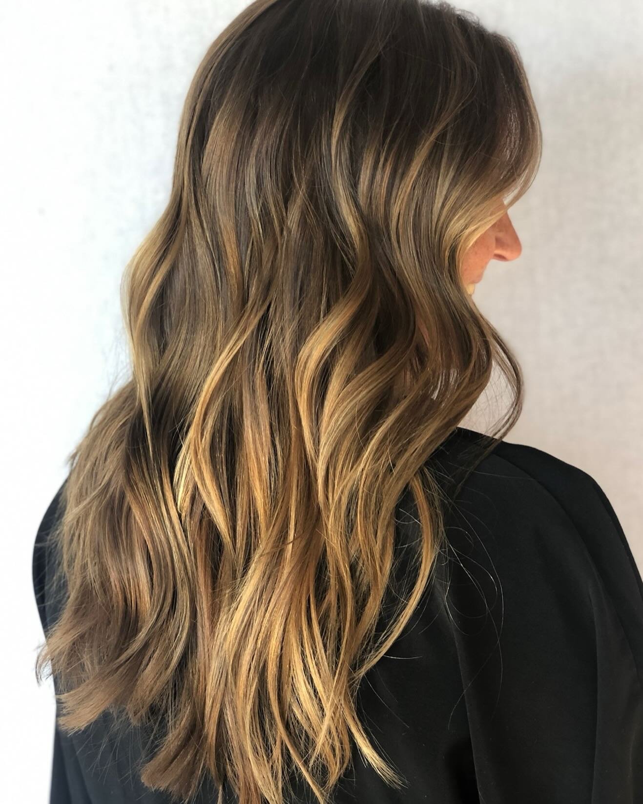 Soft, lived-in dimension with golden ribbons ✨

This kind of color is all about movement, shine, and effortless grow-out. Thoughtful placement keeps the blend natural so it looks beautiful now and still looks good weeks from now.

Sharing the work, t