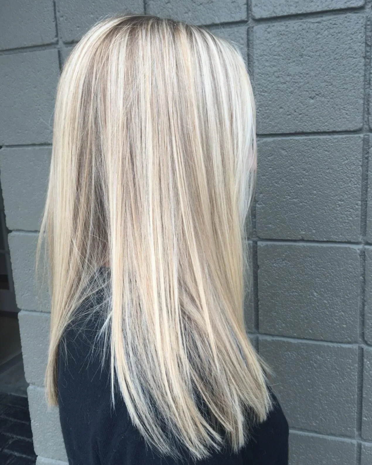 A little brightness can change everything✨
Blonde refresh by @mollymoonsalon

#hair #hairstylist #mollymoonsalon #longbeach #blonde