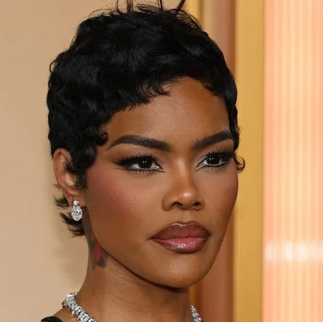 Oscars 2026 was all about modern glam ✨ From feathered gowns and dramatic textures to sleek bob hairstyles and glowing, sculpted makeup, the red carpet proved that classic Hollywood beauty is officially back. Soft waves, polished bobs, luminous skin,