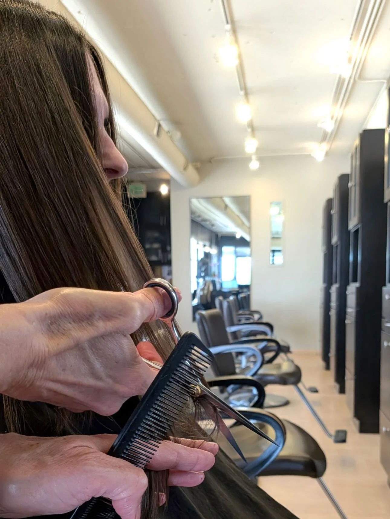 Fresh cut, healthy ends, and a smooth finish ✨

Finished with @goldwellus products for shine, softness, and long-lasting results
Book your refresh now @mollymoonsalon ✂️

#hairtrim #hairstylist #longbeach #mollymoonsalon #brunette